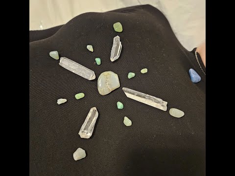 Video that explains the Holistic Crystal Healing technique performed by an energetic healer